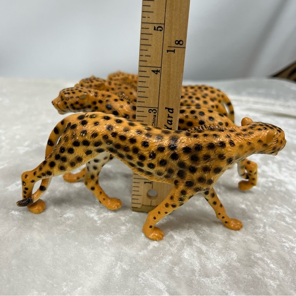 Set of 7 toy figures 1 orangutan 2 giant anteaters 4 cheetahs - Picture 8 of 16